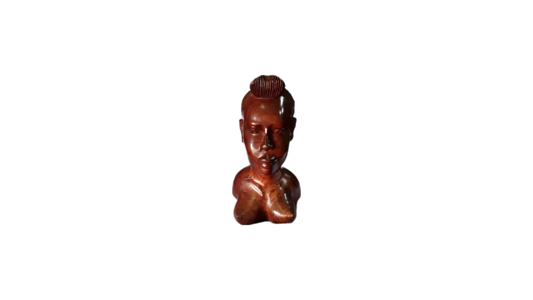 Figurine d'une femme africaine en bois d'ebene