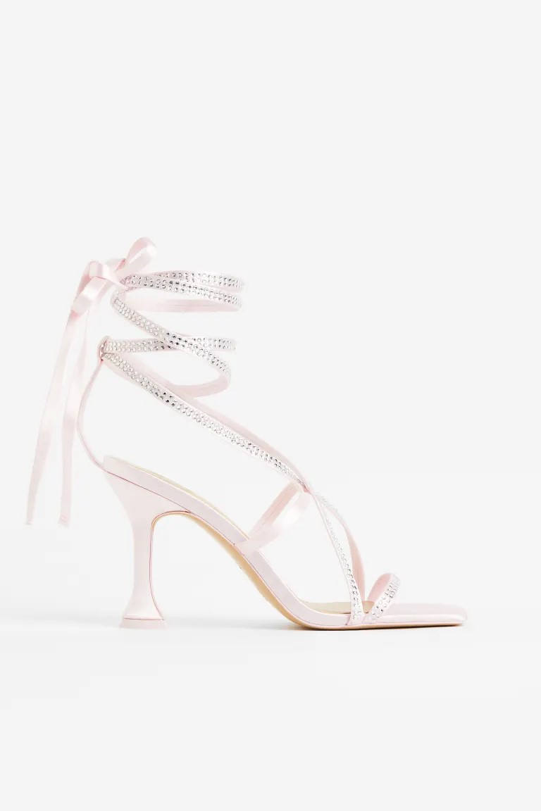 Sandales en satin avec talon bobine