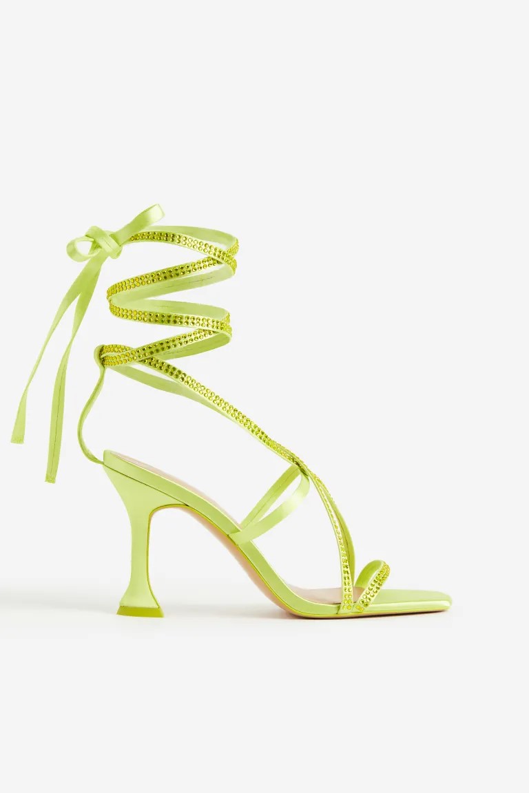 Sandales en satin avec talon bobine